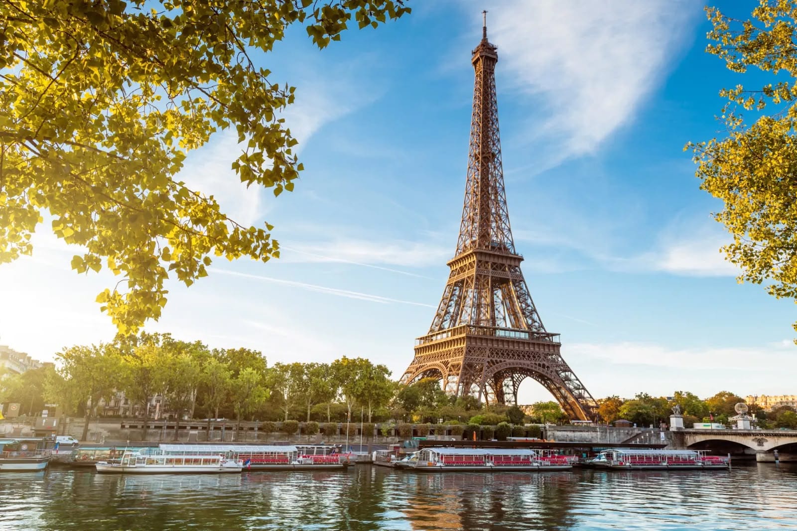 Torre Eiffel sobre el Sena en un día soleado en París